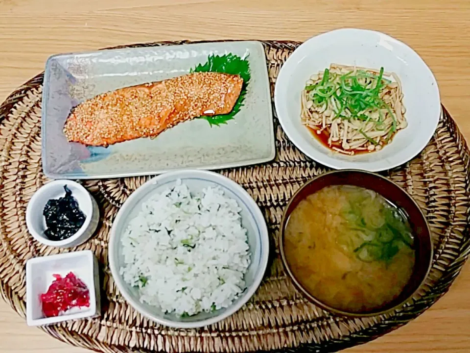 秋鮭のゴマ照り焼きお家定食♪#teriyaki with sesame seed autumn salmon #miso soup #steamed mushroom with fruity vinegar and soy sauce #plum paste with  jews ear #seaweed paste |nene_rozieさん