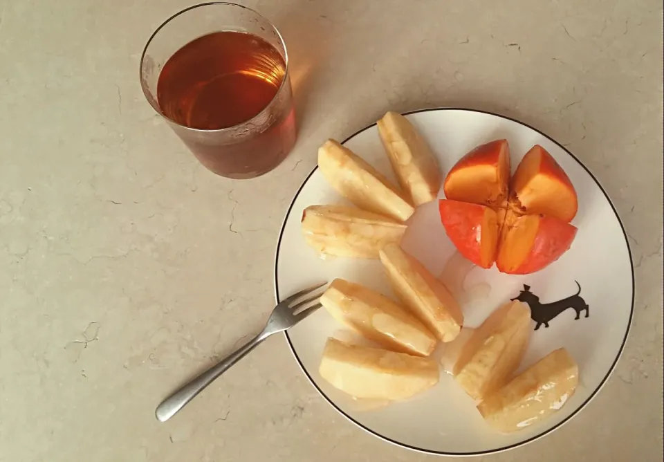 Afternoon  tea, apple, persimmon.|Liciaさん