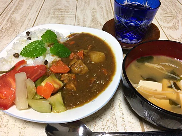 今日の男飯(＞人＜;)テニス前の軽食♬
たっぷり煮込みましたポークチキンカレーwithピクルスand豆腐と玉ねぎとえのきとわかめの味噌汁♬|ひーちゃんさん