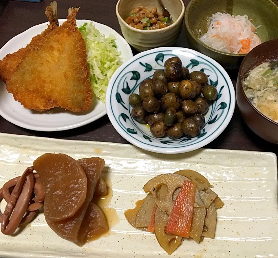 晩ごはん  鯵フライ  イカと大根の煮物 レンコンのきんぴら むかごのオリーブオイル炒め 納豆  なます|ぽんたさん