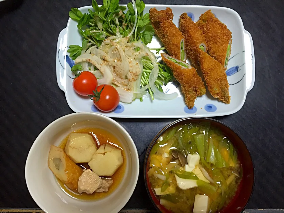 豚ロースのアスパラ巻きフライ
豆苗と玉ねぎスライスのサラダ
新庄里芋と鶏肉とゴボ天の煮物
具沢山お味噌汁|さちっこさん