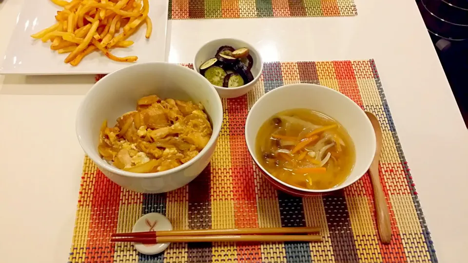 Snapdishの料理写真:今日の夕食　親子丼、冷凍餃子の塩麹スープ、焼きなすのマリネ|pinknari🐰🌈さん