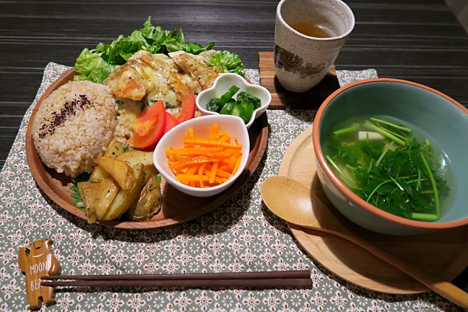 今夜のおうちごはん。玄米、カリカリ柔らか鶏胸肉大葉チーズソテー、胡瓜浅漬け、塩レモンキャロットラペ、ポテトフライローズマリー風味、パクチースープです。|かれんさん