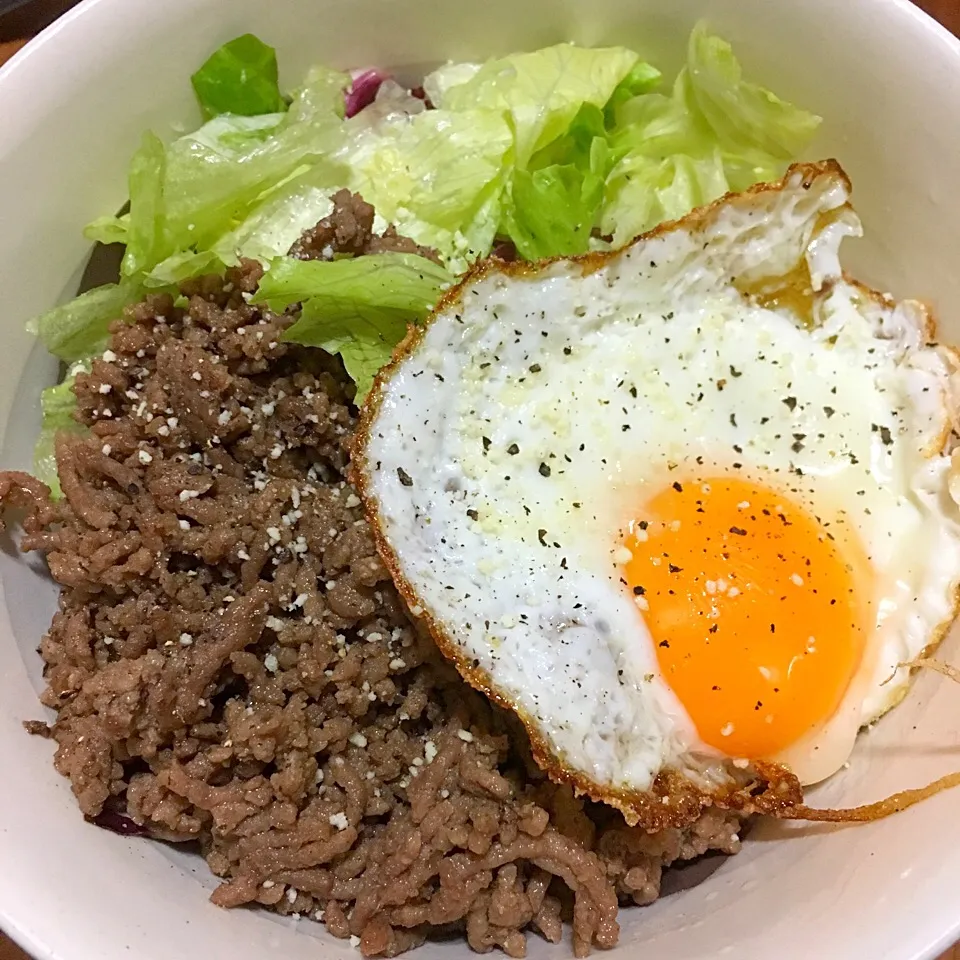 Snapdishの料理写真:ひき肉と目玉焼き乗せご飯|ssssさん