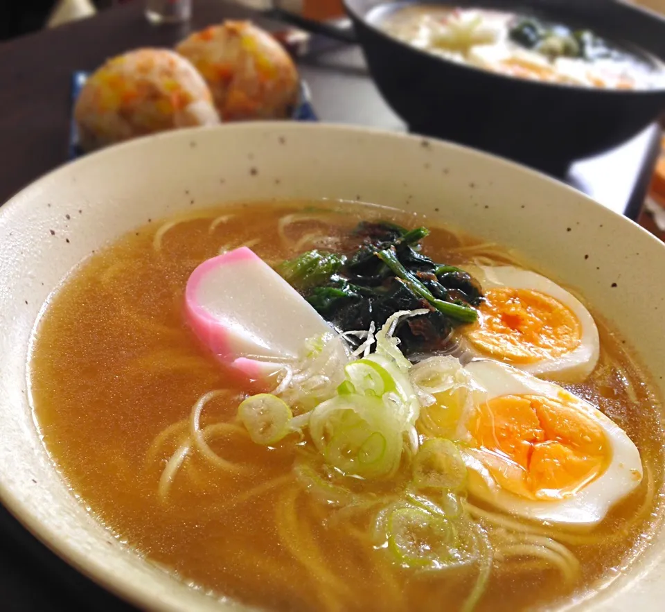 昼ごはん マルタイラーメンと鮭生姜おにぎり|砂雪さん