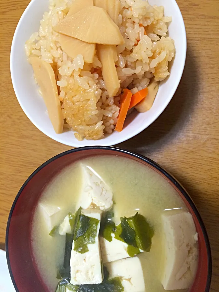 Snapdishの料理写真:スマホを横にしてみるとしっくりくる炊き込みご飯と木綿豆腐のお味噌汁|しらすさん