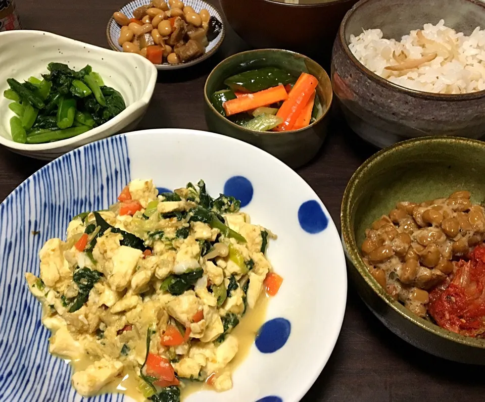 晩ごはん  炒り豆腐  生姜めし キムチ納豆 五目豆 青菜漬 エノキの吸い物 きゅうりと人参のマリネ|ぽんたさん