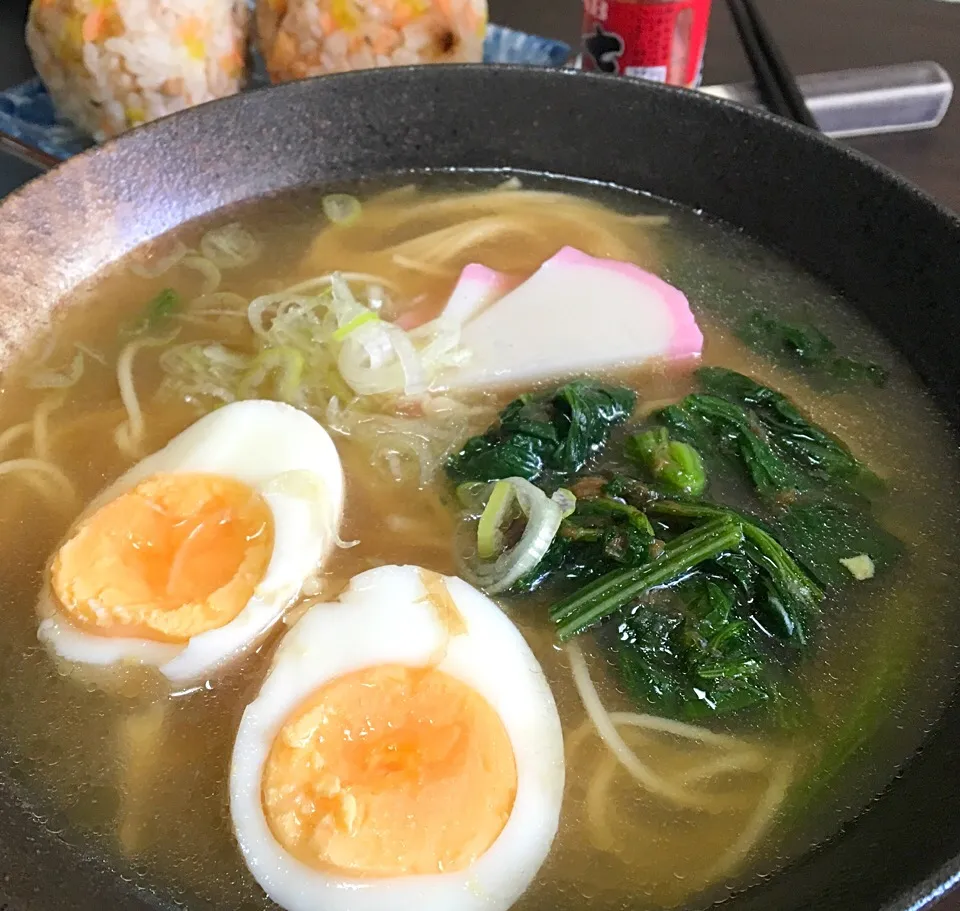 昼ごはん マルタイ棒ラーメン 鮭生姜沢庵むすび胡麻油風味|ぽんたさん