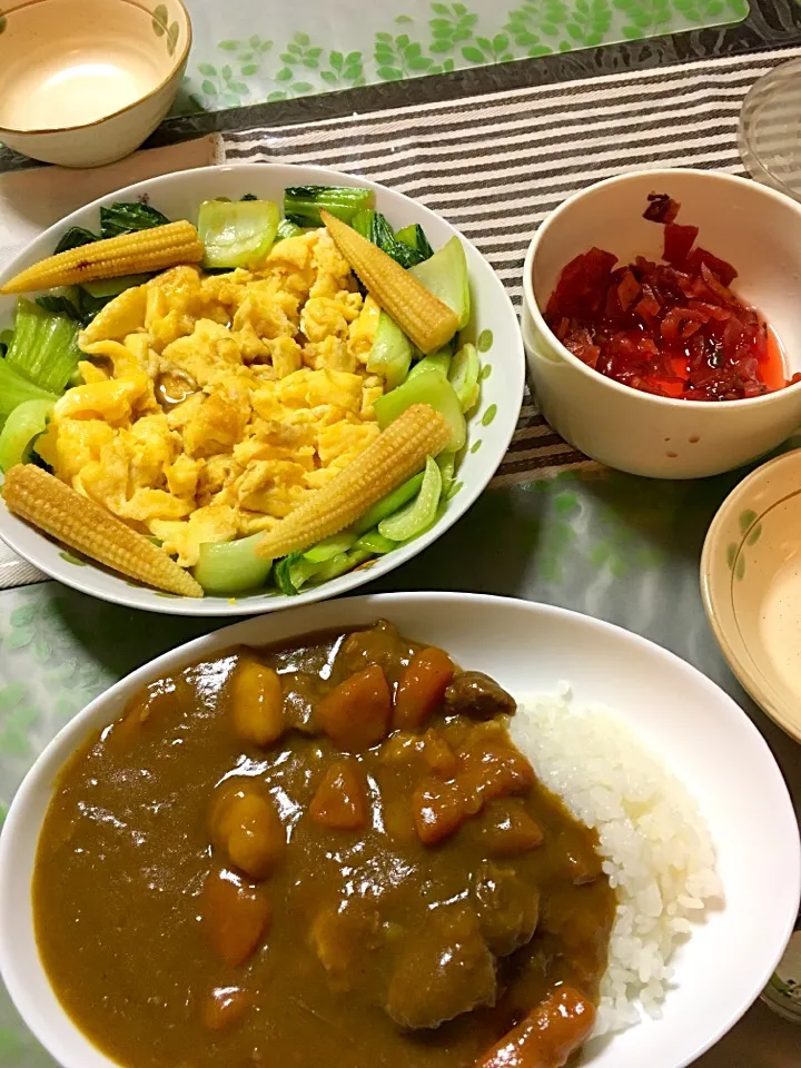 牛スジカレーと チンゲン菜のオイスターソース炒めにスクランブルエッグ乗せたもの(*^ω^*)ヤングコーン焼いたのも添えました！|ライムさん