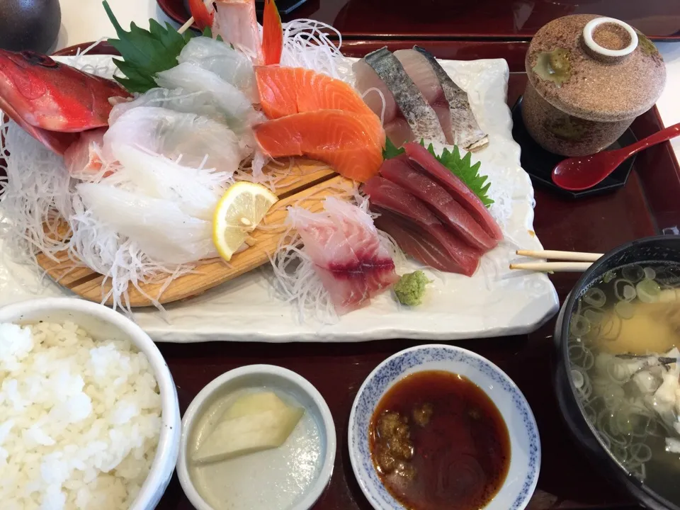 地魚入りお刺身定食|麻婆とうふさん