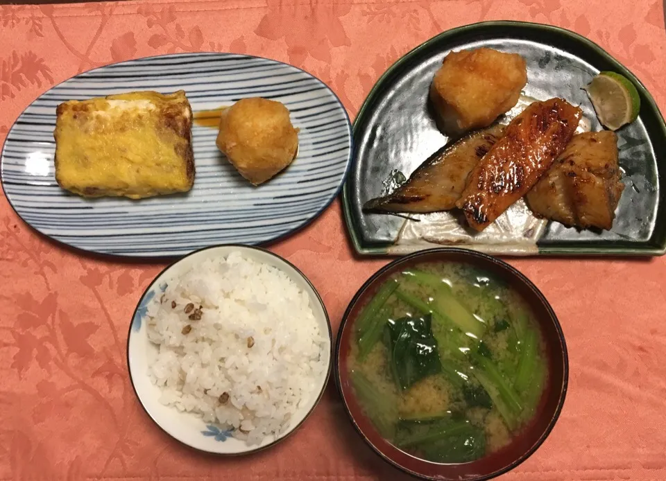 魚久粕漬け切り落とし御前 厚焼き卵 小松菜味噌汁 もち麦ご飯|Junko Tominagaさん