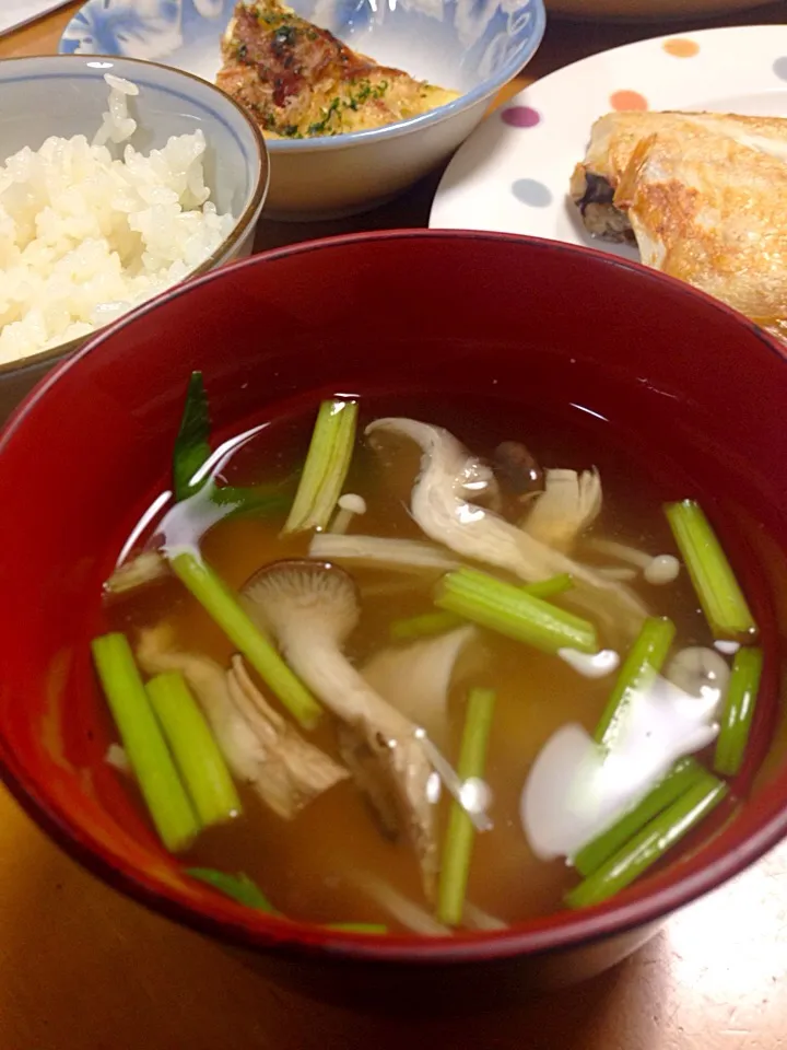 秋の味覚🍄キノコとセリの塩麹スープ|Yu Yu mamaさん