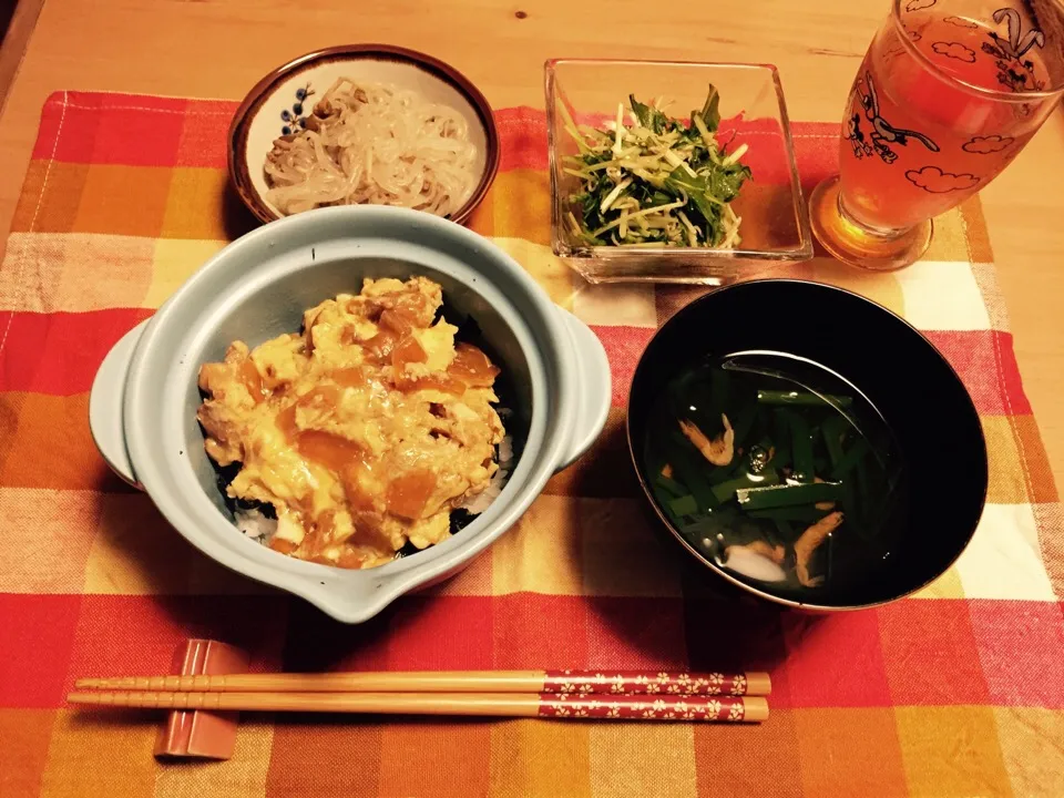 親子丼、ニラと桜海老のすまし汁、キノコと豚ひき肉の炒め煮、水菜とじゃこのサラダ|くぽさん