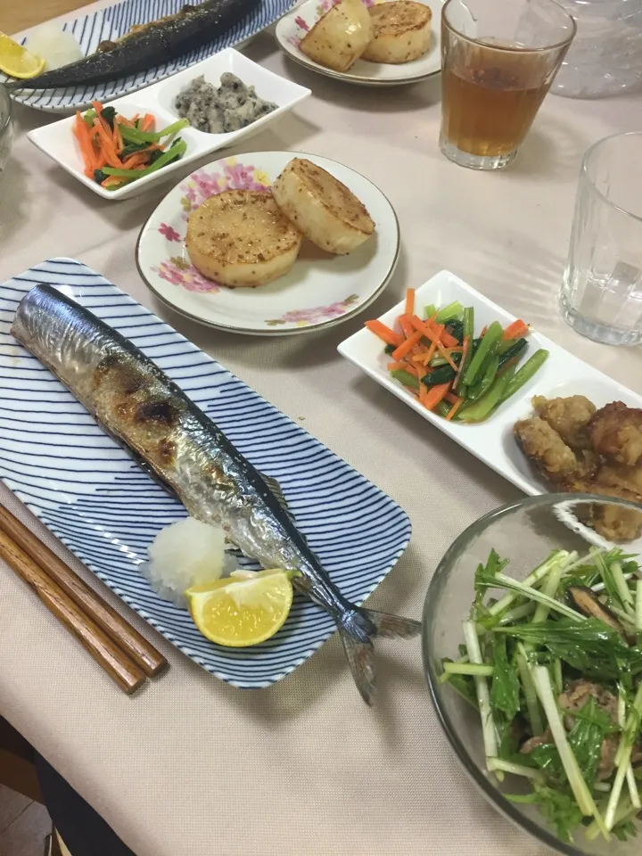 Snapdishの料理写真:秋刀魚の塩焼き  水菜のサラダ（豚肉と椎茸の炒めかけ）  大根のバター醤油ステーキ  柚子胡椒の唐揚げ  小松菜と人参の和え物  里芋の味噌和え|ひまわりさん