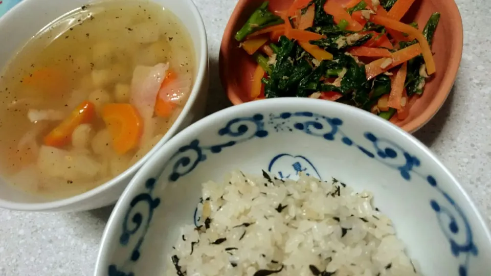 野菜と豆スープ、春菊とツナと人参の炒め、ひじきご飯！|あまねさん