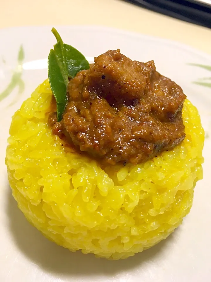 Yellow Sticky Rice with Beef Rendang|Piqa Sangtaeさん