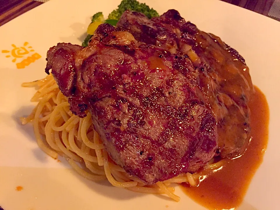 Charcoal grilled New Zealand grass-fed beef ribeye steak with spaghetti|Sky Blueさん