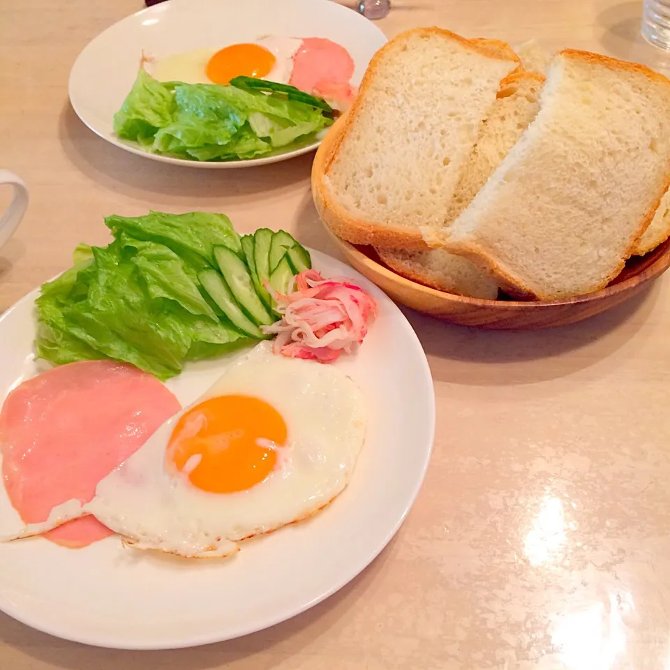 Snapdishの料理写真:#朝食 #男飯 #焼きたてパン #モーニングプレート #目玉焼き #ハム焼 #サラダ #チキンスープ #横浜 #美容師 #ハピネスヘア|Booパパさん