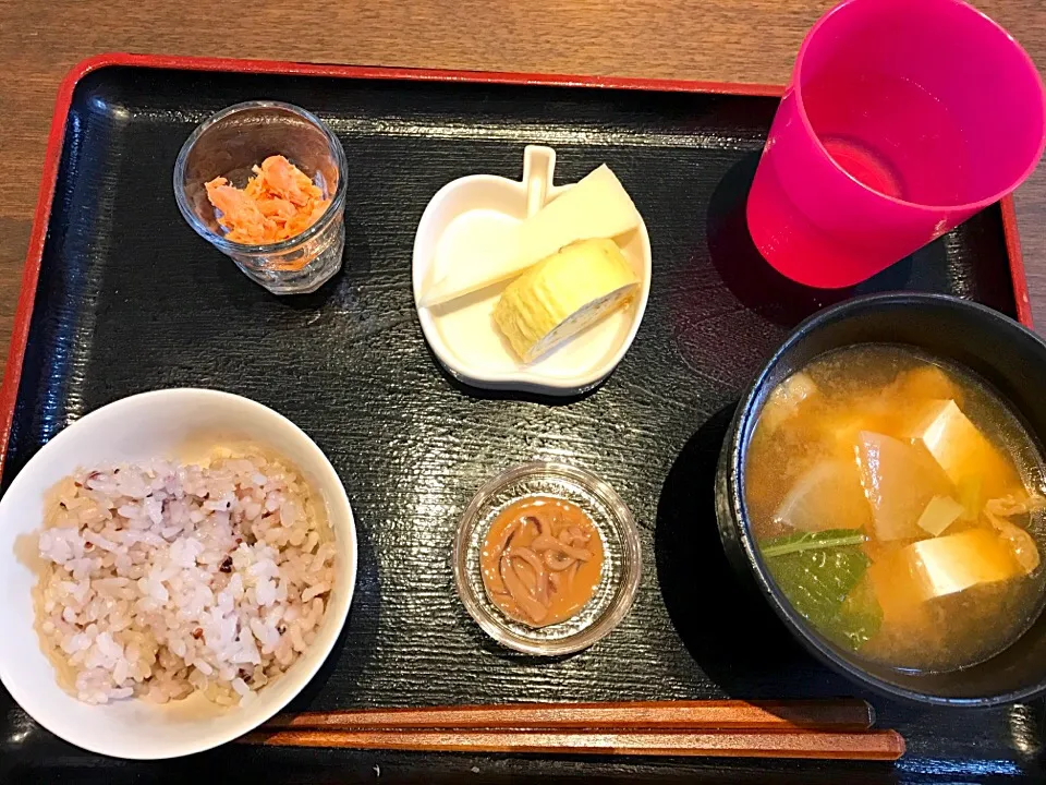 朝ごはん（五分搗き＆米こんにゃく、トリキヌア、黒米入りご飯、だし巻き卵、イカの塩辛、紅鮭ほぐし、ケソ・マンチェゴ、味噌汁（かぶの実と葉、油揚げ、豆腐））|うさぱんださん