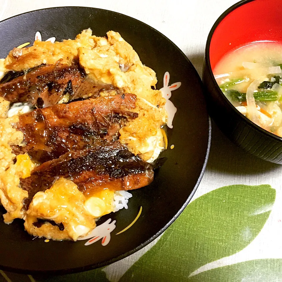 Snapdishの料理写真:サンマの缶詰DEふわとろ玉子丼😊|tabyさん