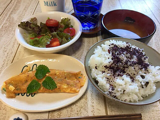 今日の男飯(＞人＜;)朝ごはんバージョン♬
オムレツ風卵焼きand黒はんぺんと玉ねぎとわかめの味噌汁andサラダandむかごしそごはん♬|ひーちゃんさん