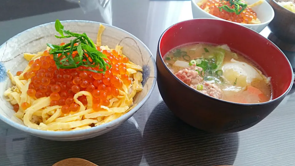 いくら丼　キャベツと鳥団子の味噌汁|riverさん