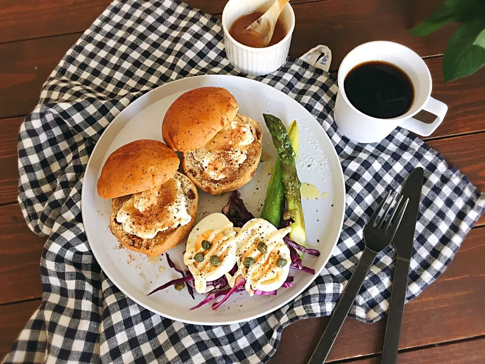 Snapdishの料理写真:Earl grey Burger ~ yogurt & honey spices sand ~ / boiled Egg & Asparagus 🌿|welcomeizumiさん