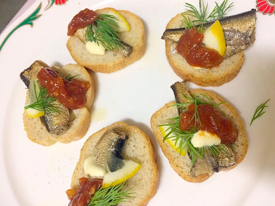 スモークオイルサーディンカナッペ。パンの上にオイルサーディン自家製トマトソース、マヨネーズ、レモン、ディルをのせて。❤️|ナタママさん
