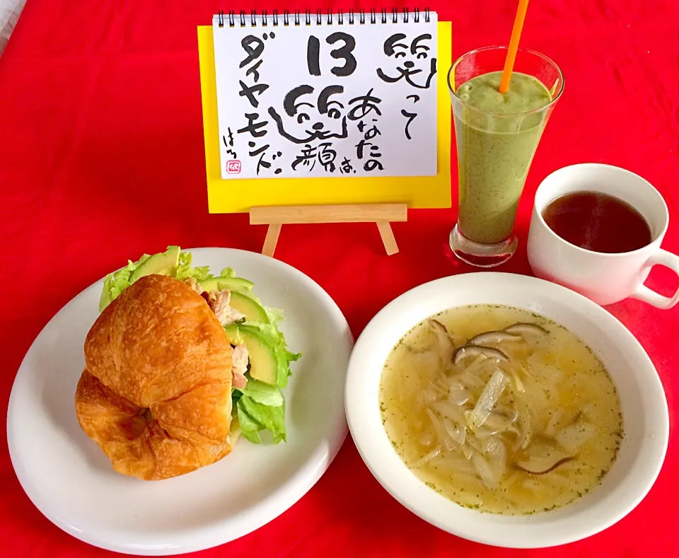 Snapdishの料理写真:朝ごはんは勝負飯💖💪ジャンボクロワッサン、ガブっとサンド👍レタスにアボカド、ローストチキンGOODだね〜💖
チキンスープ、たっぷり生姜入り😄ローストチキンの骨をリメイクしましたよ〜(*^_^*)|はみちゃんさん