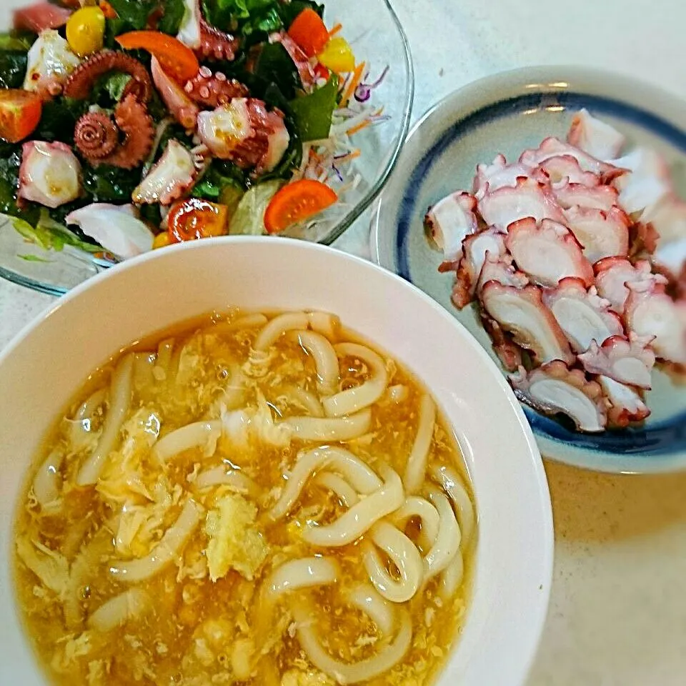 Snapdishの料理写真:かき玉生姜うどん&タコの刺身&タコのサラダ💕|ゆっこさん