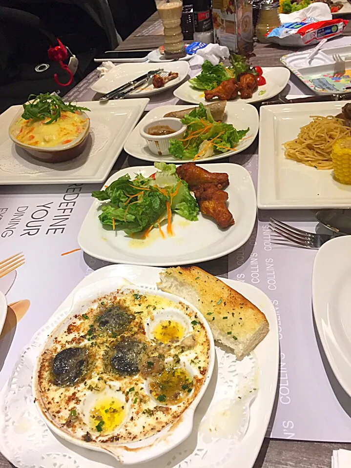 What a sumptuous lunch on this beautiful Sunday! This is just half of what we ordered, Happy Sunday everyone!|sarahさん