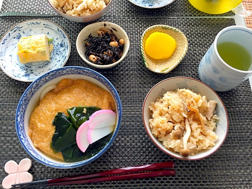 今日のお昼ご飯はきつねうどん&松茸ご飯の素でキノコご飯🍚🍄😋💕|らいとさん