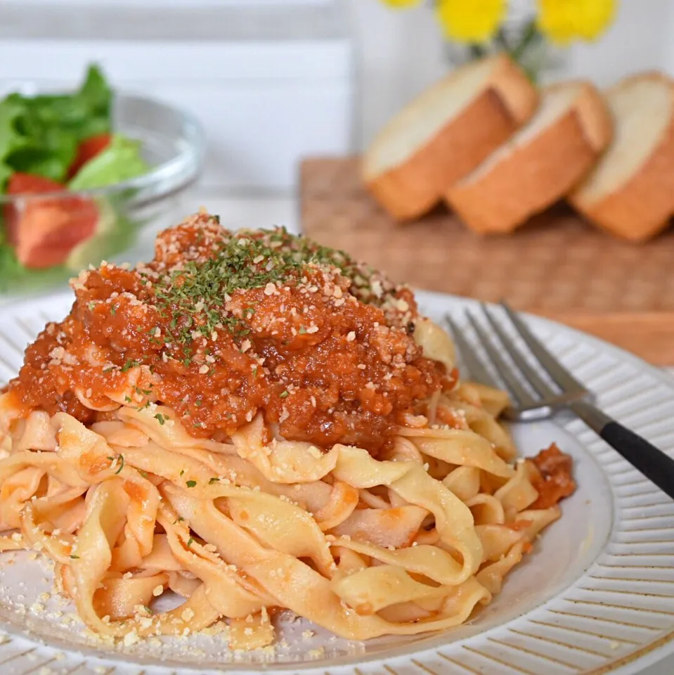 ミートソースのパスタ。手作り生パスタと一緒に😋 ミートソースのレシピ載せました！|はつみさん