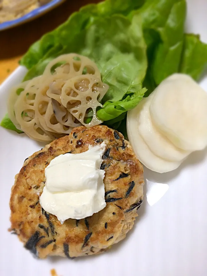 豆腐とひじきのハンバーグʕʘ̅͜ʘ̅ʔクリームチーズのせ|さくらさん