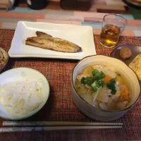 Snapdishの料理写真:焼き魚
豚汁
ハムともやしのナムル
チーズ卵焼き|あんさん