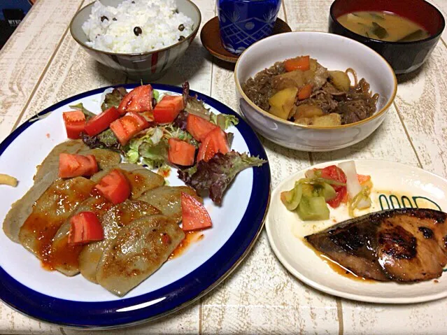 今日の男飯(＞人＜;)夜ごはんバージョン♬
ぶり(ハマチ)の照り焼き♬

静岡黒はんぺんのイタリアン風♬

肉じゃが♬
黒はんぺんと玉ねぎとわかめの味噌汁♬
むかごごはん♬|ひーちゃんさん