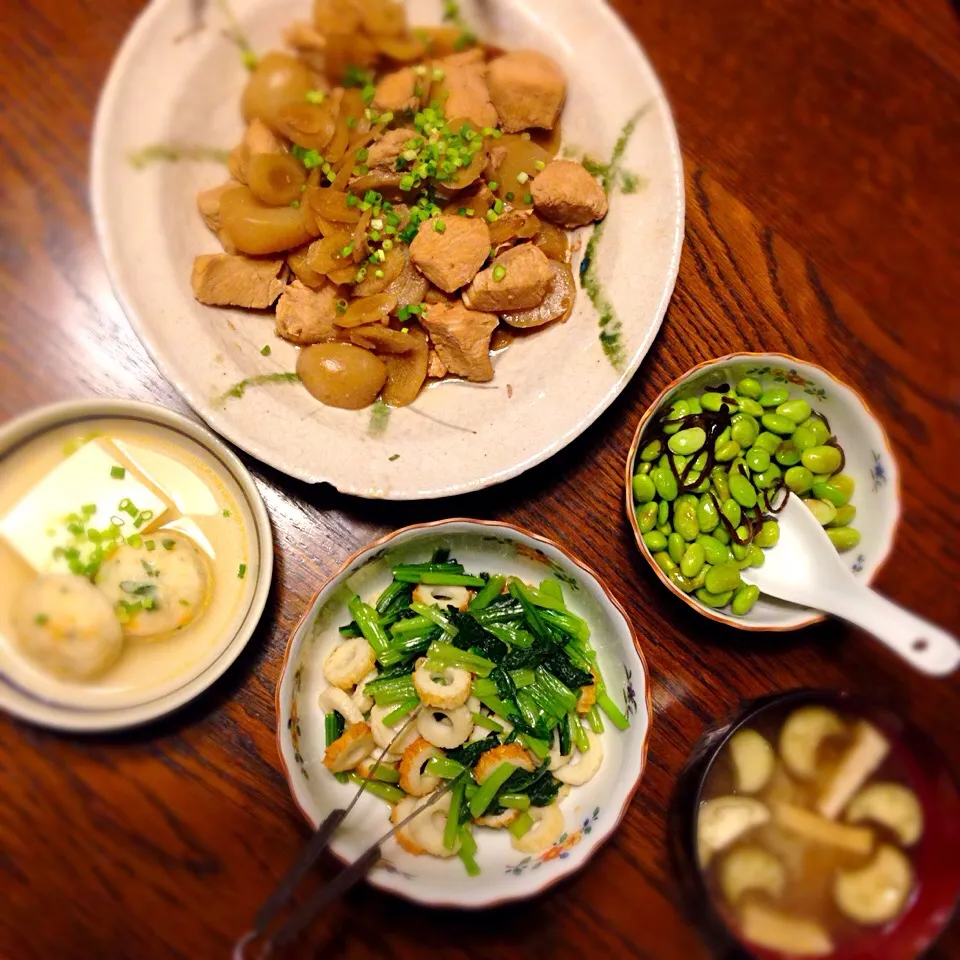 鶏ごぼうとこんにゃくの煮物、枝豆の塩昆布和え、小松菜とちくわのお浸し、豆腐と海老団子の白だし掛け、茄子とお揚げさんのお味噌汁|_tsvietさん