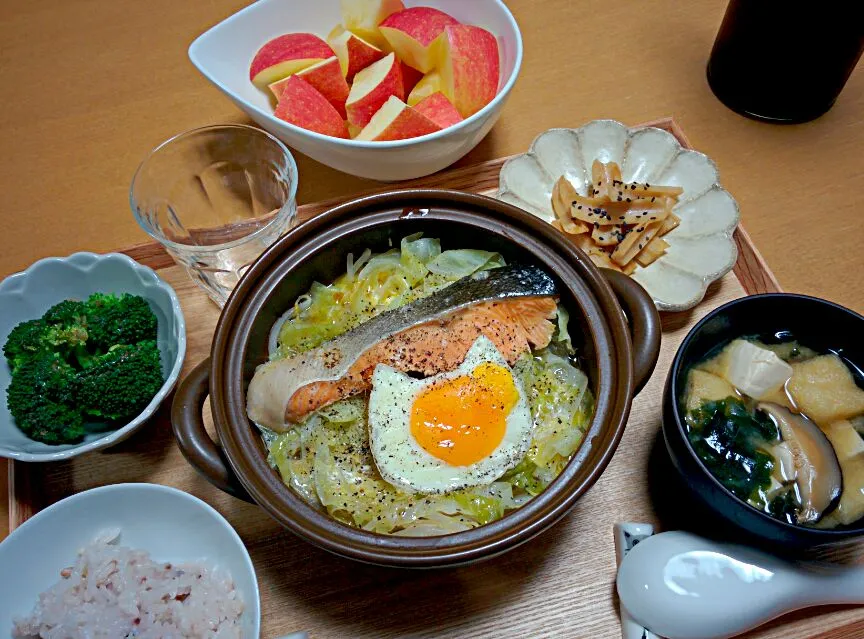 秋鮭もやしキャベツのポン酢バター蒸し・目玉焼きのせ、蓮根のきんぴら、ブロッコリーの胡麻ドレ、豆腐あげワカメの味噌汁、りんご|ねむねこさん