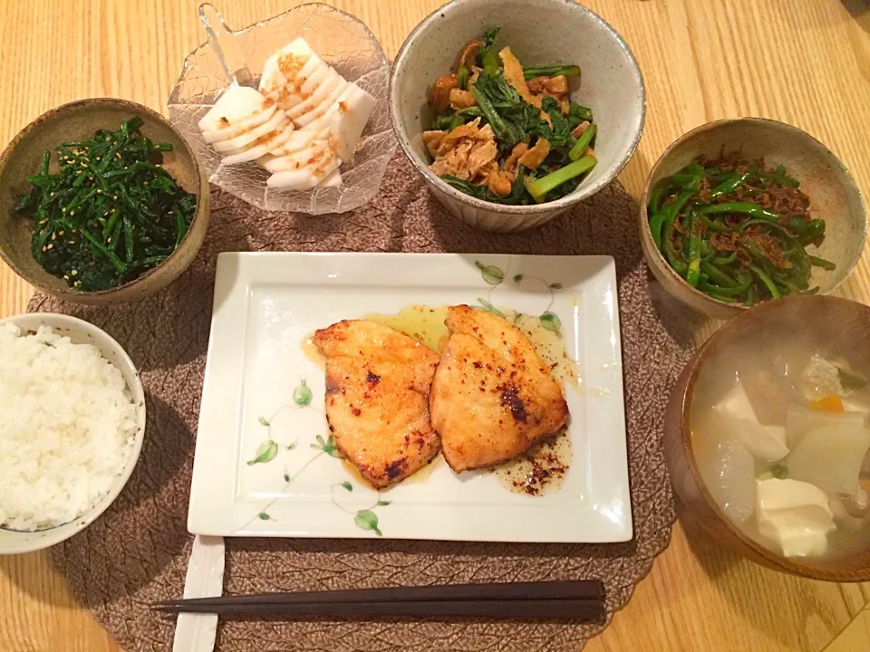 久しぶりのフル和食ディナー⭐️けんちん汁、ほうれん草の胡麻和え、メカジキのバター醤油、カブのサラダ、カブの葉のお浸し、ピーマンとアミエビのごま油炒め|keitanさん