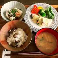 今日のゆる低糖ランチ。
ブロッコリーとサーモンのマリネ（青梗菜も追加）、パプリカのマリネ、湯豆腐、おぼろ昆布、ニラのお味噌汁、むかごごはん。|Junさん