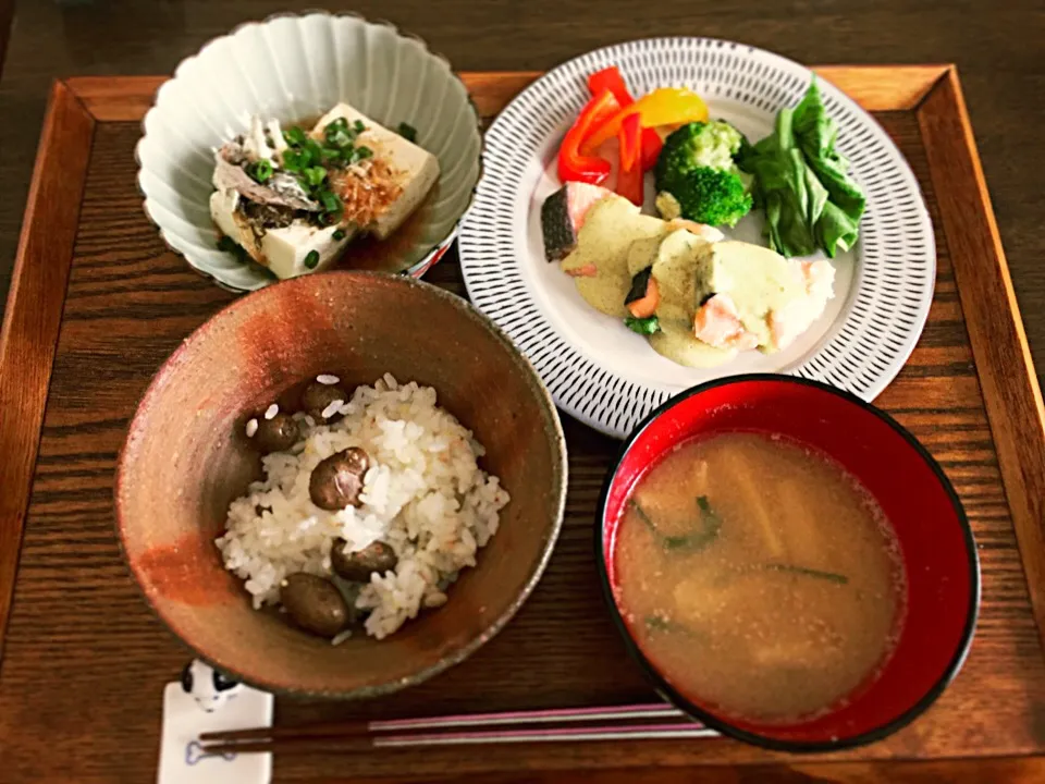 今日のゆる低糖ランチ。
ブロッコリーとサーモンのマリネ（青梗菜も追加）、パプリカのマリネ、湯豆腐、おぼろ昆布、ニラのお味噌汁、むかごごはん。|Junさん