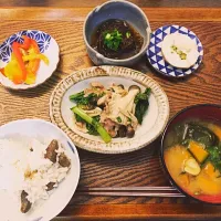 今夜のゆる低糖ごはん。
本より、豚肉としめじのマリネ（青梗菜を追加。これ美味しい。）、パプリカのポン酢煮、鶏ハム。
プラスで、もずく酢とかぼちゃとわかめのお味噌汁、むかごごはん（昼の残り）。|Junさん