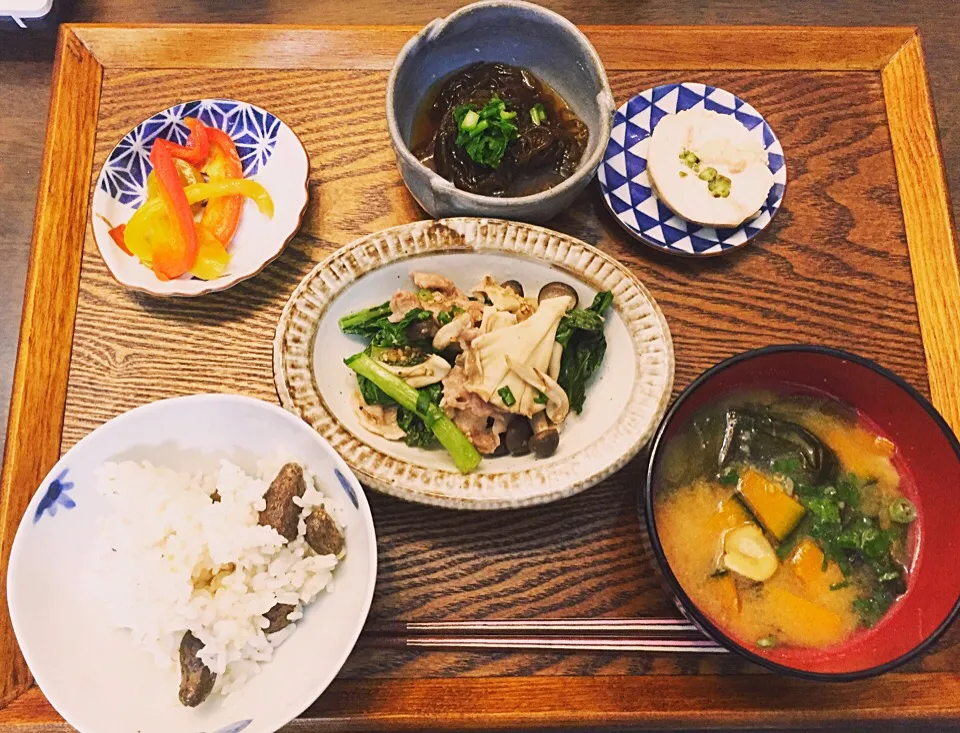 今夜のゆる低糖ごはん。
本より、豚肉としめじのマリネ（青梗菜を追加。これ美味しい。）、パプリカのポン酢煮、鶏ハム。
プラスで、もずく酢とかぼちゃとわかめのお味噌汁、むかごごはん（昼の残り）。|Junさん