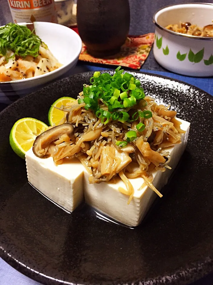 山本真希さんの料理 ちりめんきのこ🍄冷奴乗せで|ほっけまんさん