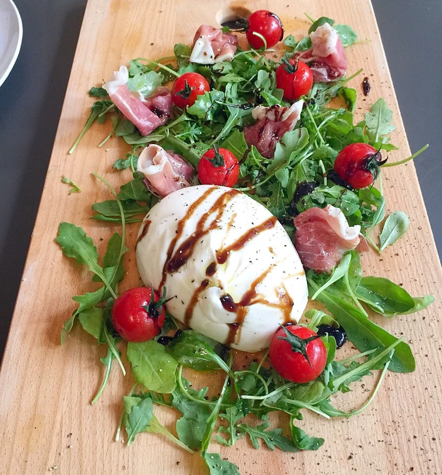 Burrata, Parma ham, tomatoes and arugula salad|12Dragonさん