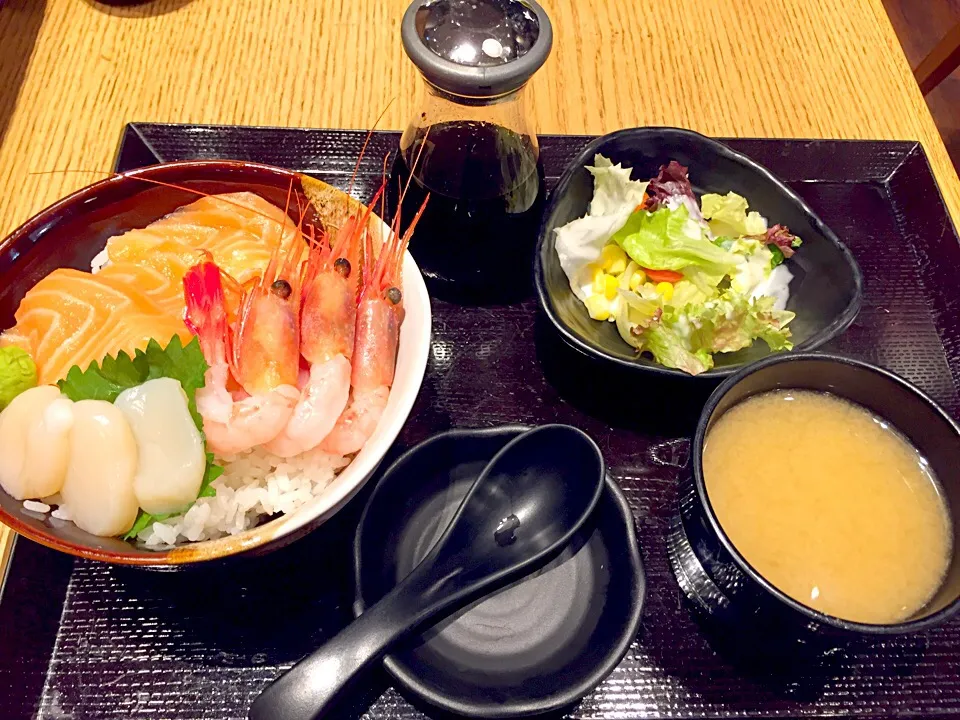 Assorted sashimi sushi rice bowl|Sky Blueさん