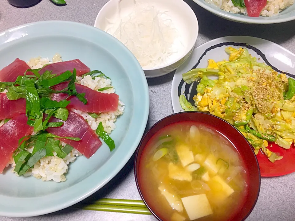 もち麦酢飯鉄火丼、豆腐ネギ味噌汁、玉子キャベツ炒め、ツマ、|ms903さん