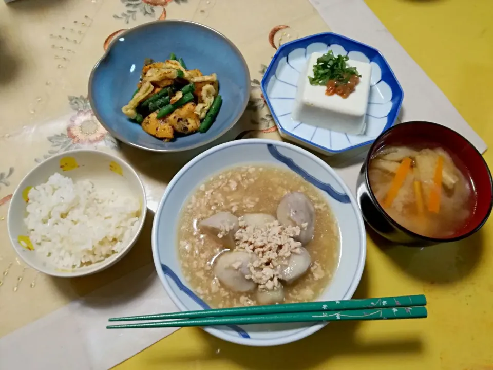 🎶採れたて里芋頂きました🎶

晩ごはん
  - 里芋と鶏ミンチのあんかけ
  - 柿、薄あげ、いんげん胡麻和え
  - 冷奴　南高梅と青じそ乗せ
  - 玉ねぎ、人参、薄あげお味噌汁|korinoさん