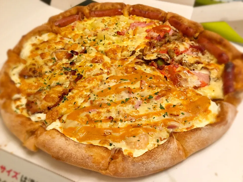 久しぶりに自分では何もしたくなく、ピザ🍕が食べたくなったので贅沢を承知でピザを宅配して貰った夕餉でした😄|にゃあ（芸名）さん