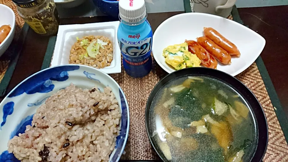 納豆&ウインナーソーセージとスクランブルエッグ&ワカメの味噌汁|まぐろさん